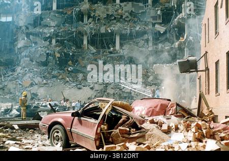 April 2015 - Akte - am 19. April 1995 kam es bei einer LKW-Bombenexplosion vor dem Alfred P. Murrah Federal Building in Oklahoma City, Oklahoma, zu 168 Toten und Hunderten weiteren Verletzten. Die Explosion wurde von dem regierungsfeindlichen Militanten Timothy McVeigh ausgelöst, der 2001 für seine Verbrechen hingerichtet wurde. Sein Mitverschwörer Terry Nichols wurde lebenslang im Gefängnis verhaftet. Abgebildet - 19. April 1995 - Oklahoma City, Oklahoma, USA S - Oklahoma City Bombenangriffe auf das Murrah Federal Building nach der Explosion. (Bild: © John Whelihan/ZUMAPRESS.com) Stockfoto