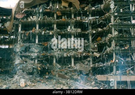 April 2015 - Akte - am 19. April 1995 kam es bei einer LKW-Bombenexplosion vor dem Alfred P. Murrah Federal Building in Oklahoma City, Oklahoma, zu 168 Toten und Hunderten weiteren Verletzten. Die Explosion wurde von dem regierungsfeindlichen Militanten Timothy McVeigh ausgelöst, der 2001 für seine Verbrechen hingerichtet wurde. Sein Mitverschwörer Terry Nichols wurde lebenslang im Gefängnis verhaftet. Bild: 19. April 1995: Oklahoma City, Oklahoma, USA: Rettungskräfte stehen vor dem Federal Building nach einer Bombenexplosion. (Bild: © John Whelihan/ZUMAPRESS.com) Stockfoto