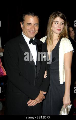Oktober 2005 - Hollywood, Kalifornien, USA - BEVERLY HILLS, CA 21. OKTOBER 2005 (SSI) -. Schauspieler Andy Garcia und seine Tochter Dominik posieren für Fotografen während der 20. Jährlichen American Cinematheque Award Gala, die am 21. Oktober 2005 im Beverly Hilton Hotel in Beverly Hills, Kalifornien, stattfand. . / 2005.K45645MG(Bild: © Michael Germana/Globe Photos/ZUMAPRESS.com) Stockfoto