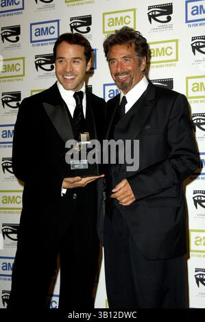 Oktober 2005 - Hollywood, Kalifornien, USA - BEVERLY HILLS, CA 21. OKTOBER 2005 (SSI) -. Schauspieler Jeremy Piven und Al Pacino, Preisträger der Abendpose für Fotografen, während der 20. Jährlichen American Cinematheque Award Gala, die am 21. Oktober 2005 im Beverly Hilton Hotel in Beverly Hills, Kalifornien, stattfand. . / 2005.K45645MG(Bild: © Michael Germana/Globe Photos/ZUMAPRESS.com) Stockfoto