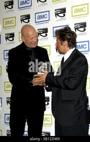 Oktober 2005 - Hollywood, Kalifornien, USA - BEVERLY HILLS, CA 21. OKTOBER 2005 (SSI) -. Schauspieler Bruce Willis überreicht den Schauspieler Al Pacino während der 20. Jährlichen American Cinematheque Award Gala, die am 21. Oktober 2005 im Beverly Hilton Hotel in Beverly Hills, Kalifornien, stattfand. . / 2005.K45645MG(Bild: © Michael Germana/Globe Photos/ZUMAPRESS.com) Stockfoto
