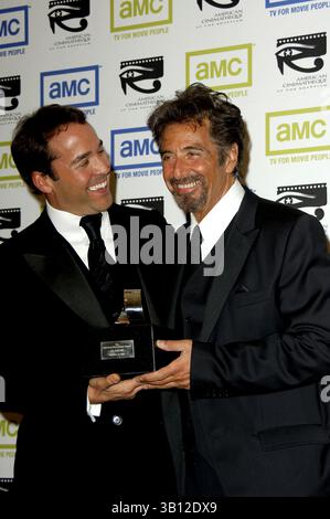 Oktober 2005 - Hollywood, Kalifornien, USA - BEVERLY HILLS, CA 21. OKTOBER 2005 (SSI) -. Schauspieler Jeremy Piven und Al Pacino, Preisträger der Abendpose für Fotografen, während der 20. Jährlichen American Cinematheque Award Gala, die am 21. Oktober 2005 im Beverly Hilton Hotel in Beverly Hills, Kalifornien, stattfand. . / 2005.K45645MG(Bild: © Michael Germana/Globe Photos/ZUMAPRESS.com) Stockfoto