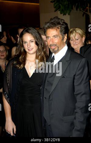 Oktober 2005 - Hollywood, Kalifornien, USA - BEVERLY HILLS, CA 21. OKTOBER 2005 (SSI) -. Schauspieler Al Pacino, Preisträger des Abends, und seine Tochter Julie Marie posieren für Fotografen während der 20. Jährlichen American Cinematheque Award Gala, die am 21. Oktober 2005 im Beverly Hilton Hotel in Beverly Hills, Kalifornien, stattfand. . / 2005.K45645MG(Bild: © Michael Germana/Globe Photos/ZUMAPRESS.com) Stockfoto