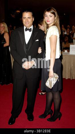Oktober 2005 - Hollywood, Kalifornien, USA - BEVERLY HILLS, CA 21. OKTOBER 2005 (SSI) -. Schauspieler Andy Garcia und seine Tochter Dominik posieren für Fotografen während der 20. Jährlichen American Cinematheque Award Gala, die am 21. Oktober 2005 im Beverly Hilton Hotel in Beverly Hills, Kalifornien, stattfand. . / 2005.K45645MG(Bild: © Michael Germana/Globe Photos/ZUMAPRESS.com) Stockfoto