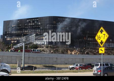 18. Februar 2010: Austin, Texas, USA: Ein kleines Flugzeug, das vermutlich von Joseph Andrew Stack gesteuert wurde, stürzte sein kleines Flugzeug in ein Bürogebäude ab. Stack setzte zuerst sein Haus in Brand und stürzte dann absichtlich sein kleines Flugzeug in das Gebäude, in dem sich ein IRS-Büro befand. (Bild: © Jana Birchum/ZUMApress.com) Stockfoto