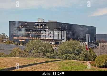 18. Februar 2010: Austin, Texas, USA: Ein kleines Flugzeug, das vermutlich von Joseph Andrew Stack gesteuert wurde, stürzte sein kleines Flugzeug in ein Bürogebäude ab. Stack setzte zuerst sein Haus in Brand und stürzte dann absichtlich sein kleines Flugzeug in das Gebäude, in dem sich ein IRS-Büro befand. (Bild: © Jana Birchum/ZUMApress.com) Stockfoto
