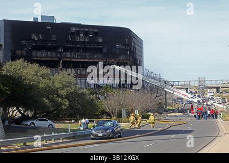 Am 18. Februar 2010 – Austin, Texas, USA – das Flugzeug wurde vermutlich von einem selbstmörderischen Joseph Andrew Stack gesteuert, der zuerst sein Haus in Brand setzte und dann absichtlich sein kleines Flugzeug in ein Bürogebäude stürzte. Bevor er in das Gebäude stürzte, traf Stack ein Auto auf der Zufahrtsstraße, das im Vordergrund zu sehen war. (Bild: © Jana Birchum/ZUMApress.com) Stockfoto