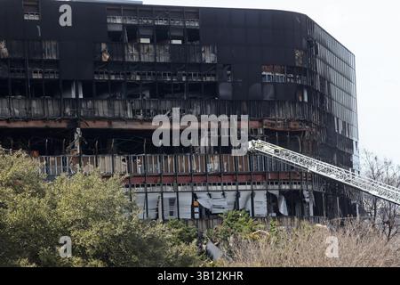 Am 18. Februar 2010 – Austin, Texas, USA – das Flugzeug wurde vermutlich von einem selbstmörderischen Joseph Andrew Stack gesteuert, der zuerst sein Haus in Brand setzte und dann absichtlich sein kleines Flugzeug in ein Bürogebäude stürzte. Bevor er in das Gebäude stürzte, traf Stack ein Auto auf der Zufahrtsstraße, das im Vordergrund zu sehen war. (Bild: © Jana Birchum/ZUMApress.com) Stockfoto