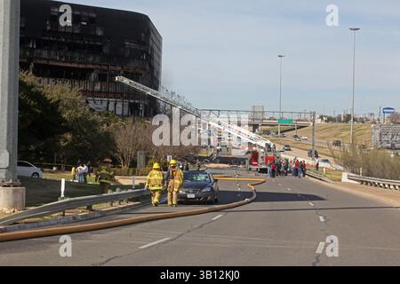 Am 18. Februar 2010 – Austin, Texas, USA – das Flugzeug wurde vermutlich von einem selbstmörderischen Joseph Andrew Stack gesteuert, der zuerst sein Haus in Brand setzte und dann absichtlich sein kleines Flugzeug in ein Bürogebäude stürzte. Bevor er in das Gebäude stürzte, traf Stack ein Auto auf der Zufahrtsstraße, das im Vordergrund zu sehen war. (Bild: © Jana Birchum/ZUMApress.com) Stockfoto