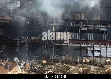 18. Februar 2010: Austin, Texas, USA: Ein kleines Flugzeug, das vermutlich von Joseph Andrew Stack gesteuert wurde, stürzte sein kleines Flugzeug in ein Bürogebäude ab. Stack setzte zuerst sein Haus in Brand und stürzte dann absichtlich sein kleines Flugzeug in das Gebäude, in dem sich ein IRS-Büro befand. (Bild: © Jana Birchum/ZUMApress.com) Stockfoto