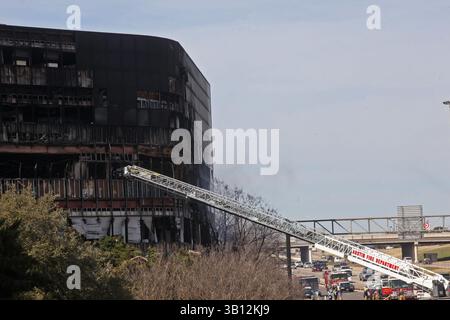 Am 18. Februar 2010 – Austin, Texas, USA – das Flugzeug wurde vermutlich von einem selbstmörderischen Joseph Andrew Stack gesteuert, der zuerst sein Haus in Brand setzte und dann absichtlich sein kleines Flugzeug in ein Bürogebäude stürzte. Bevor er in das Gebäude stürzte, traf Stack ein Auto auf der Zufahrtsstraße, das im Vordergrund zu sehen war. (Bild: © Jana Birchum/ZUMApress.com) Stockfoto