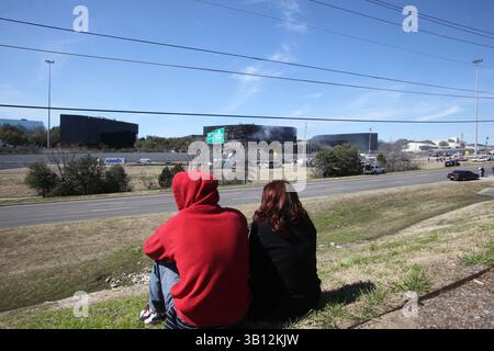 18. Februar 2010: Austin, Texas, USA: Ein kleines Flugzeug, das vermutlich von Joseph Andrew Stack gesteuert wurde, stürzte sein kleines Flugzeug in ein Bürogebäude ab. Stack setzte zuerst sein Haus in Brand und stürzte dann absichtlich sein kleines Flugzeug in das Gebäude, in dem sich ein IRS-Büro befand. (Bild: © Jana Birchum/ZUMApress.com) Stockfoto