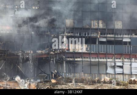 18. Februar 2010: Austin, Texas, USA: Ein kleines Flugzeug, das vermutlich von Joseph Andrew Stack gesteuert wurde, stürzte sein kleines Flugzeug in ein Bürogebäude ab. Stack setzte zuerst sein Haus in Brand und stürzte dann absichtlich sein kleines Flugzeug in das Gebäude, in dem sich ein IRS-Büro befand. (Bild: © Jana Birchum/ZUMApress.com) Stockfoto