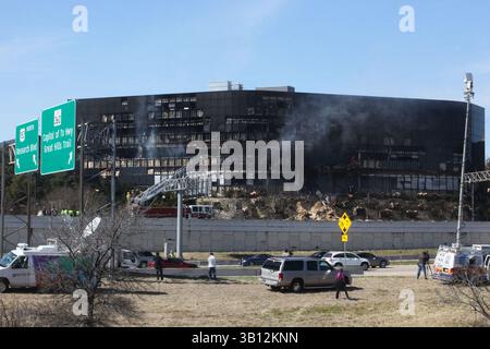 18. Februar 2010: Austin, Texas, USA: Ein kleines Flugzeug, das vermutlich von Joseph Andrew Stack gesteuert wurde, stürzte sein kleines Flugzeug in ein Bürogebäude ab. Stack setzte zuerst sein Haus in Brand und stürzte dann absichtlich sein kleines Flugzeug in das Gebäude, in dem sich ein IRS-Büro befand. (Bild: © Jana Birchum/ZUMApress.com) Stockfoto
