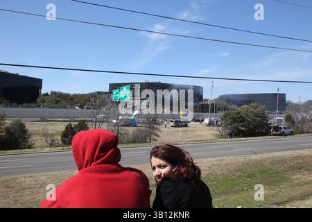 18. Februar 2010: Austin, Texas, USA: Ein kleines Flugzeug, das vermutlich von Joseph Andrew Stack gesteuert wurde, stürzte sein kleines Flugzeug in ein Bürogebäude ab. Stack setzte zuerst sein Haus in Brand und stürzte dann absichtlich sein kleines Flugzeug in das Gebäude, in dem sich ein IRS-Büro befand. (Bild: © Jana Birchum/ZUMApress.com) Stockfoto