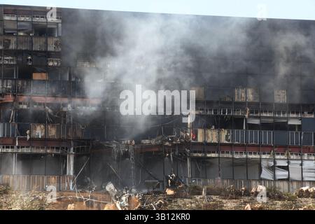 18. Februar 2010: Austin, Texas, USA: Ein kleines Flugzeug, das vermutlich von Joseph Andrew Stack gesteuert wurde, stürzte sein kleines Flugzeug in ein Bürogebäude ab. Stack setzte zuerst sein Haus in Brand und stürzte dann absichtlich sein kleines Flugzeug in das Gebäude, in dem sich ein IRS-Büro befand. (Bild: © Jana Birchum/ZUMApress.com) Stockfoto