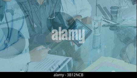 Bild von Finanzgraphen und Daten über verschiedene Mediziner mit Tablet Stockfoto