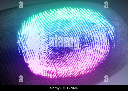 Farbenfroher Fingerabdruck bleibt auf der Oberfläche, während die Frau ihren Finger auf den Scanner drückt, Nahaufnahme Stockfoto