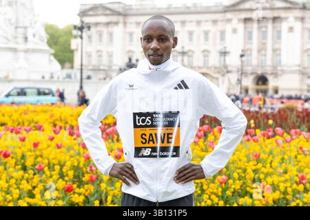 London, Großbritannien. April 2025. Sebastian Sawe posiert für Fotos vor dem Buckingham Palace beim TCS London Marathon 2025 Photocall. Quelle: SOPA Images Limited/Alamy Live News Stockfoto