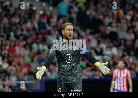 Madrid, Spanien. April 2025. Madrid, Spanien, 24. April 2025 Jan Oblak (N13) beschwert sich bei seiner Verteidigung, nachdem er während des Spiels der La Liga zwischen Atlético de Madrid und Rayo Vallecano im Estadio Riyadh Air Metropolitano in Madrid, Spanien (Andres Lopez Sheridan /SPP) einen freien Schuss abgegeben hatte. /Alamy Live News Stockfoto