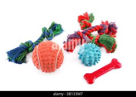 Hundespielzeug - buntes Baumwollseil und Kugeln für Spiele, isoliert auf weißem Hintergrund. Stockfoto
