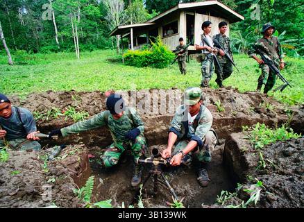 4. April 2002 - Camp Jabal nur, Lanao del Sur, Philippinen - Soldaten der Moro Islamic Liberation Front üben das Verladen eines 60-mm-Mörsers in Camp Jabal nur, Südphilippinen. Camp Jabal nur, was auf Arabisch „Berg des Lichts“ bedeutet. (Bild: © Ryan Anson/zReportage.com/ZUMA) Stockfoto