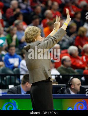 4. März 2011: Iowa Hawkeyes-Cheftrainer Lisa Bluder während des Basketballturniers der Big Ten Women's im Conseco Fieldhouse in Indianapolis, IN einem Spiel zwischen Iowa und Ohio State. Ohio State besiegte Iowa 71–61. (Bild: © Pat Lovell/Cal Sport Media/ZUMAPRESS.com) Stockfoto