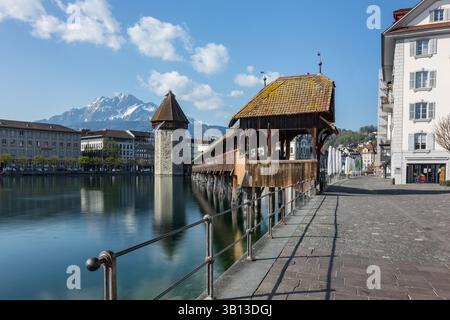 Luzern, Schweiz: Kapellbrücke über die Reuss und Pilatus im Hintergrund Stockfoto