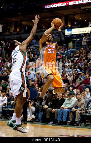 März 2011 Milwaukee, WI. Bradley Center. Phoenix Suns Grant Hill #33 fährt zum Basketball, Hill hatte 14 Punkte und 7 Rebounds gegen die Milwaukee Bucks heute Abend. Milwaukee Bucks verlor gegen die Phoenix Suns 88-102. Mike McGinnis/CSM(Bild: © Mike McGinnis/Cal Sport Media/ZUMAPRESS.com) Stockfoto