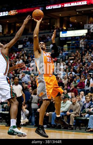 März 2011 Milwaukee, WI. Bradley Center. Phoenix Suns Grant Hill #33 fährt zum Basketball, Hill hatte 14 Punkte und 7 Rebounds gegen die Milwaukee Bucks heute Abend. Milwaukee Bucks verlor gegen die Phoenix Suns 88-102. Mike McGinnis/CSM(Bild: © Mike McGinnis/Cal Sport Media/ZUMAPRESS.com) Stockfoto