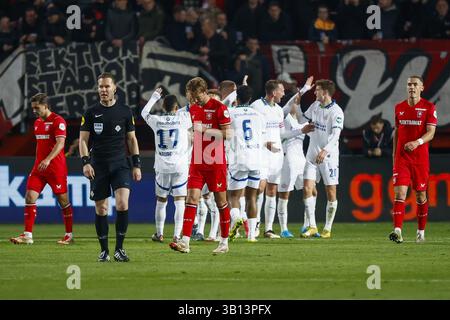 ENSCHEDE – unter anderem Michel VLAP vom FC Twente und Gustaf Lagerbielke vom FC Twente (l-r) rtegaren nach Luuk de Jong vom PSV Eindhoven erzielte 1-3 beim niederländischen Eredivisie-Spiel zwischen FC Twente und PSV im Stadion de Grolsch Veste am 24. April 2025 in Enschede, Niederlande. ANP VINCENT JANNINK Stockfoto