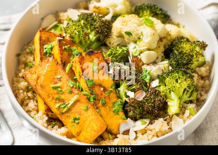 Gesunde vegane Tofu Quinoa Schüssel mit Brokkoli und Blumenkohl Stockfoto