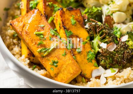 Gesunde vegane Tofu Quinoa Schüssel mit Brokkoli und Blumenkohl Stockfoto