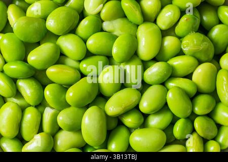 Grüne Bio-Soja-Edamame-Bohnen mit Schale in einer Schüssel bereit zum Verzehr Stockfoto