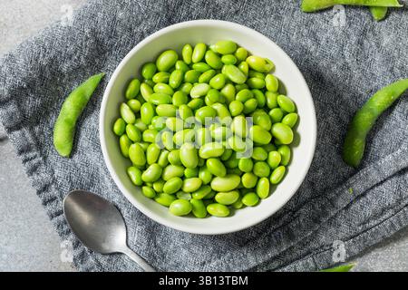 Grüne Bio-Soja-Edamame-Bohnen mit Schale in einer Schüssel bereit zum Verzehr Stockfoto