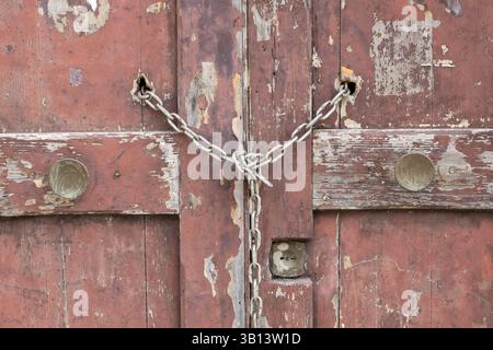 Alte Holztür mit Kette gesichert Stockfoto