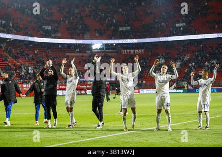 ENSCHEDE – unter anderem Luuk de Jong vom PSV Eindhoven, Guus Til vom PSV Eindhoven, Joey Veerman vom PSV Eindhoven, Mauro Junior vom PSV Eindhoven jubeln nach dem Sieg 1-3 (l-r) während des niederländischen Eredivisie-Spiels zwischen FC Twente und PSV am 24. April 2025 im Stadion de Grolsch Veste in Enschede, Niederlande. ANP VINCENT JANNINK Stockfoto