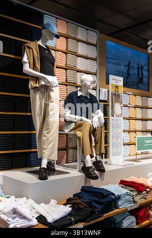 Schaufensterpuppen im Uniqlo Modehändler in London, England Stockfoto