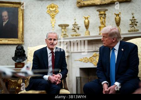Washington, Usa. April 2025. US-Präsident Donald Trump, Right, und Jonas Gahr Store, Norwegens Premierminister, bei einem Treffen im Oval Office des Weißen Hauses in Washington, DC, am Donnerstag, den 24. April 2025. Die Tagung soll sich mit der Sicherheitspolitik und dem Krieg in der Ukraine befassen. Foto: Al Drago/UPI Credit: UPI/Alamy Live News Stockfoto