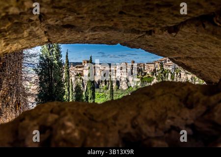 Blick auf die spanische Stadt Cuenca durch eine felsige Nische. Calle Larga, Cuenca, Castilla-La Mancha, Spanien Stockfoto
