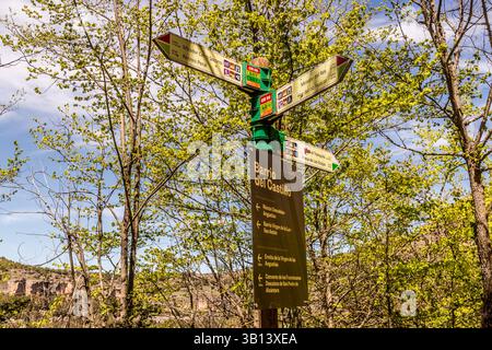 Wegweiser im Barrio del Castillo in Spanien mit Wegbeschreibung zu verschiedenen Sehenswürdigkeiten und Wanderwegen. Calle Trabuco, Cuenca, Castilla-La Mancha, Spanien Stockfoto