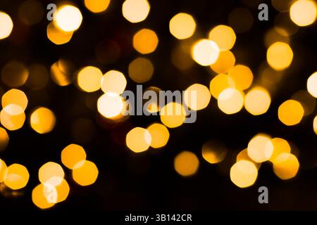 Goldene Unschärfe Lichter Bokeh mit dunklem Hintergrund Stockfoto