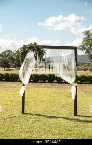 Gartenbogen dekoriert für eine Hochzeit Stockfoto