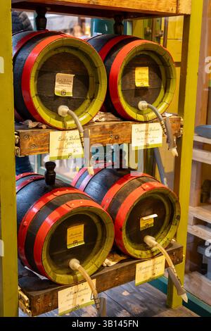 Holzfässer mit weiß- und Rotwein österreichischer Balsamico-Essig aus lokalen Trauben auf dem Markt in Wien, Österreich, Nahaufnahme Stockfoto