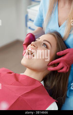 Großzügige Gesichtsgelenke, Osteopathen, Gesichtsmassagegelenke, Zähnekontrolle, Mundpflege, gesunde Zähne, Zahnbehandlung Stockfoto