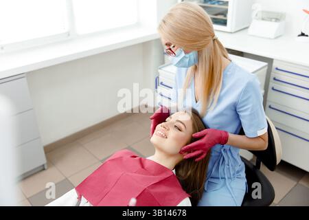 Großzügige Gesichtsgelenke, Osteopathen, Gesichtsmassagegelenke, Zähnekontrolle, Mundpflege, gesunde Zähne, Zahnbehandlung Stockfoto