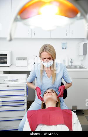 Großzügige Gesichtsgelenke, Osteopathen, Gesichtsmassagegelenke, Zähnekontrolle, Mundpflege, gesunde Zähne, Zahnbehandlung Stockfoto