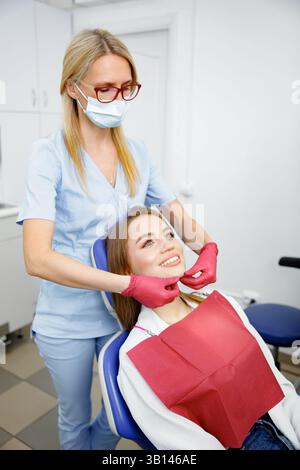 Großzügige Gesichtsgelenke, Osteopathen, Gesichtsmassagegelenke, Zähnekontrolle, Mundpflege, gesunde Zähne, Zahnbehandlung Stockfoto