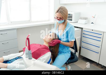 Großzügige Gesichtsgelenke, Osteopathen, Gesichtsmassagegelenke, Zähnekontrolle, Mundpflege, gesunde Zähne, Zahnbehandlung Stockfoto