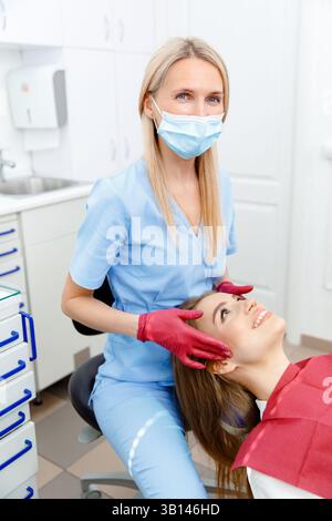 Großzügige Gesichtsgelenke, Osteopathen, Gesichtsmassagegelenke, Zähnekontrolle, Mundpflege, gesunde Zähne, Zahnbehandlung Stockfoto